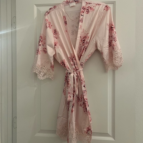 le rose pink satin robe - Picture 6 of 7